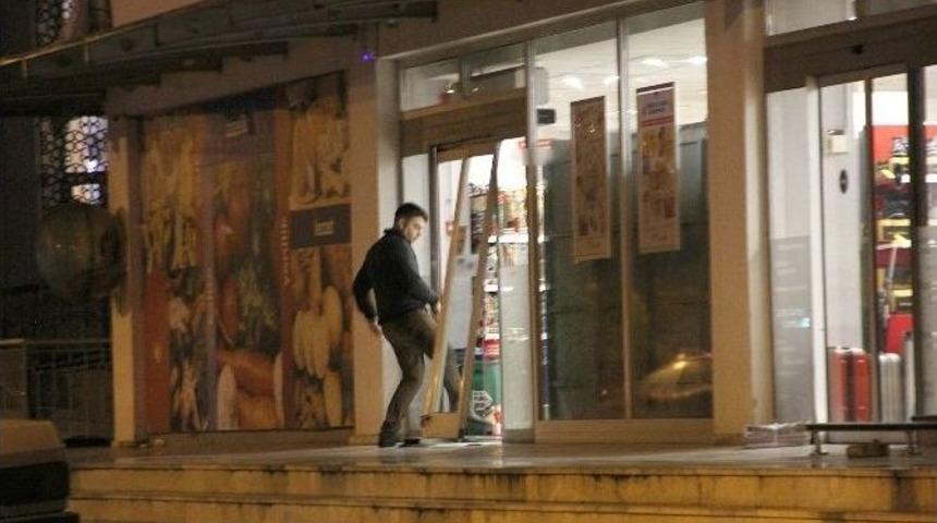 Marketin Otomatik Kapısını Kırıp Alkol Ve Sigara &Ccedil;aldılar