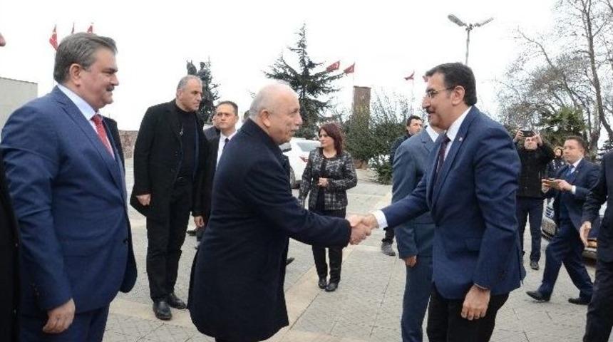 Bakan T&uuml;fenkci&rsquo;den Referandum Yorumu