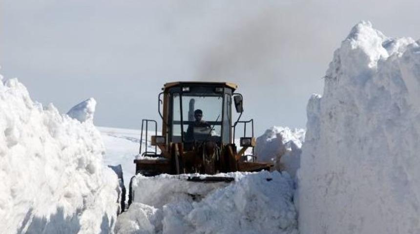 Ahlat'ta 26 K&ouml;y Yolu Ulaşıma A&ccedil;ıldı