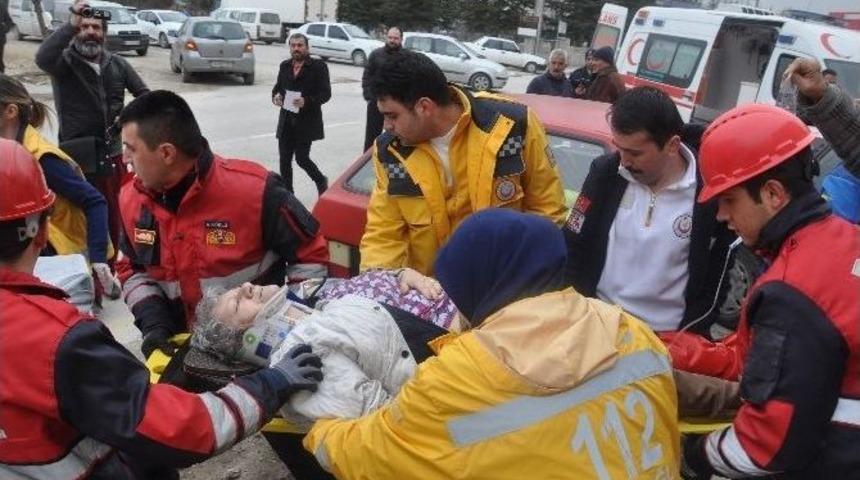 Kamyonetle &Ccedil;arpışan Kadın S&uuml;r&uuml;c&uuml; Bah&ccedil;e Duvarına &Ccedil;arparak Durabildi