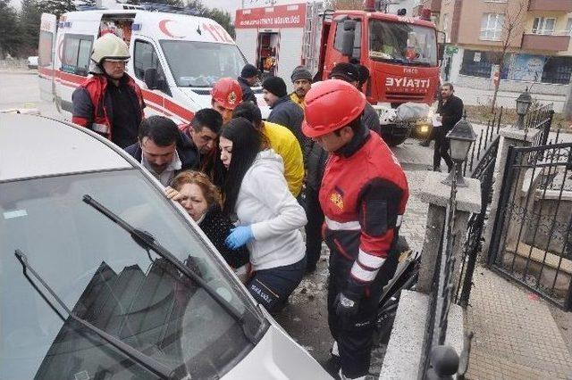 Kamyonetle &Ccedil;arpışan Kadın S&uuml;r&uuml;c&uuml; Bah&ccedil;e Duvarına &Ccedil;arparak Durabildi 1