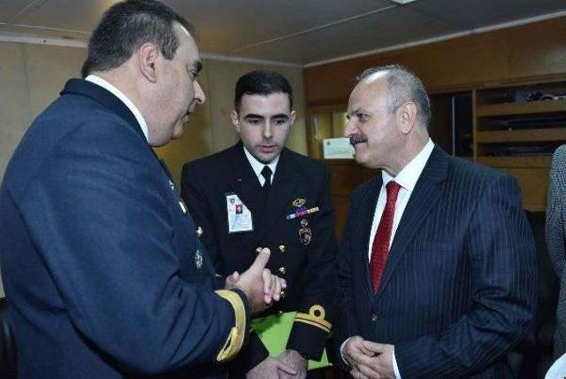 Barış G&uuml;c&uuml; Gemisi Mersin&rsquo;De 1