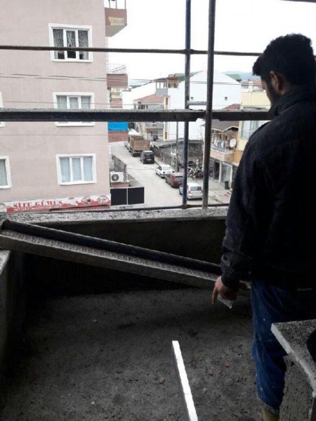 Elindeki Profil Elektrik Hattına Dokununca Akıma Kapıldı