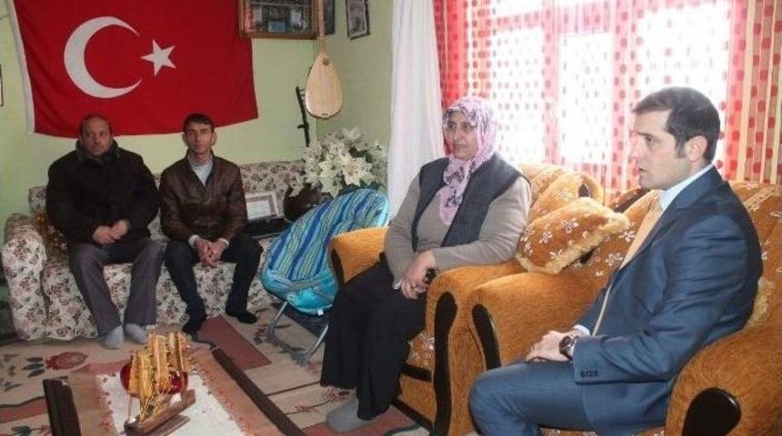 Tutak Kaymakamı Erat Şehit Ailesini Ziyaret Etti