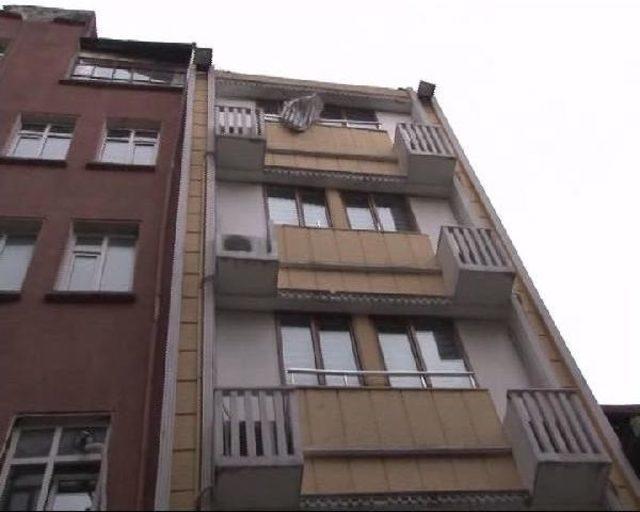 Otelin D&ouml;rd&uuml;nc&uuml; Katından D&uuml;ş&uuml;n Kişi Ağır Yaralandı 2