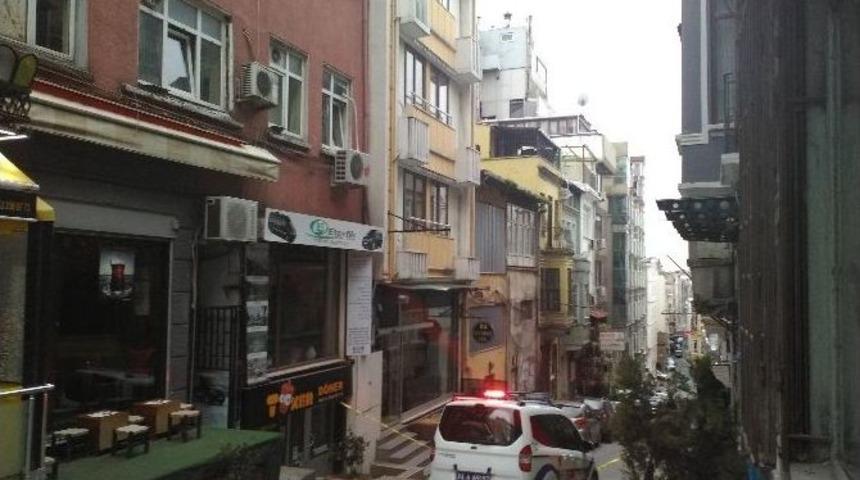 Beyoğlu&rsquo;nda Otel Odasından D&uuml;şen Kişi Ağır Yaralandı