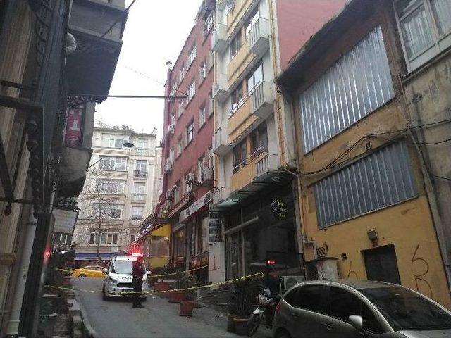 Beyoğlu&rsquo;nda Otel Odasından D&uuml;şen Kişi Ağır Yaralandı 1
