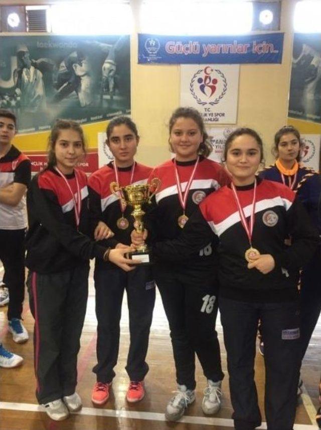 Selendili Badmintoncular Manisa Şampiyonu 3