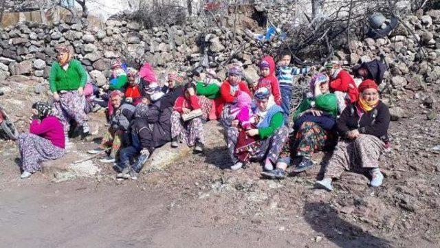 Depreme Rağmen Ayvacıklı Y&ouml;r&uuml;kler Hayata Sıkı Sıkıya Bağlı 1