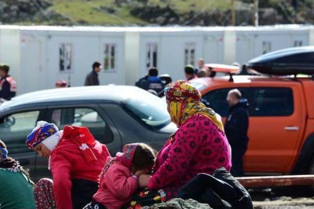 Depreme Rağmen Ayvacıklı Y&ouml;r&uuml;kler Hayata Sıkı Sıkıya Bağlı 3