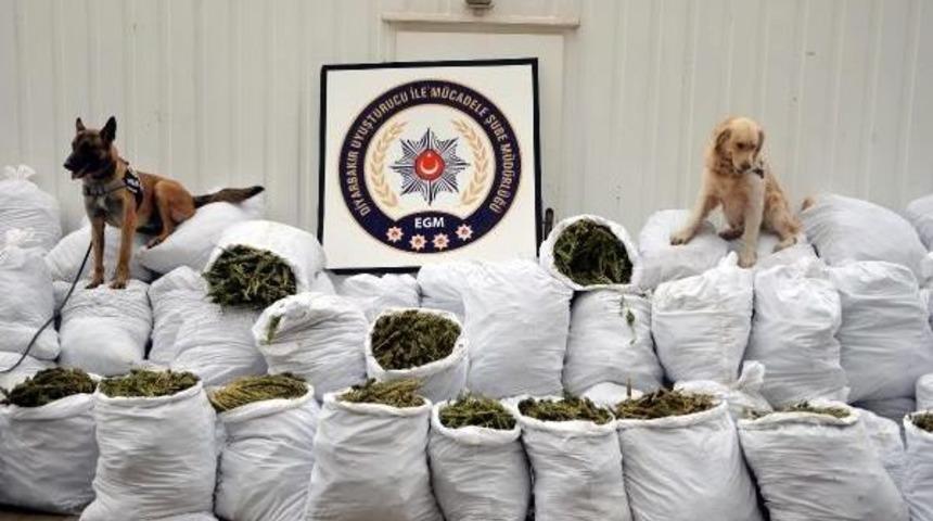 Diyarbakır'da Uyuşturucu Ve Ka&ccedil;ak Cep Telefonu Operasyonu