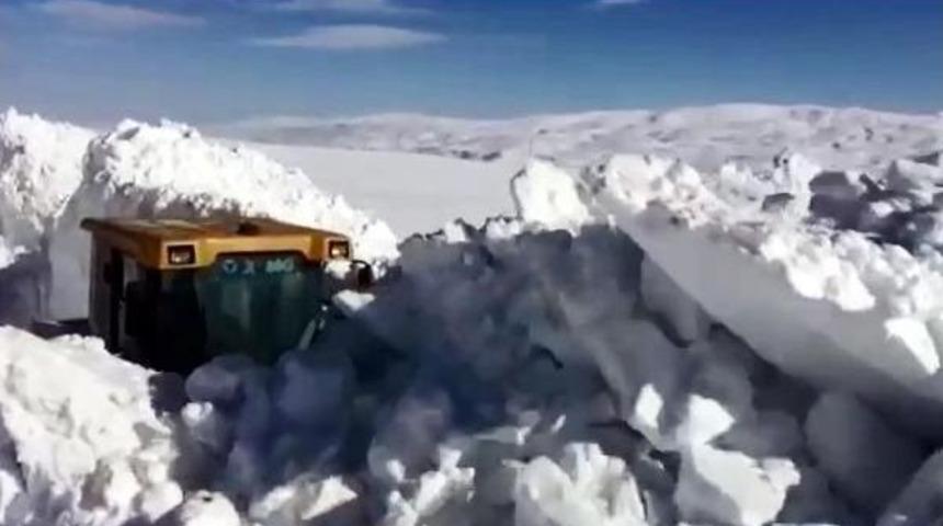 Karlıova'da 2 Metreyi Aşan Karla Kapalı 47 K&ouml;y Yolu A&ccedil;ıldı