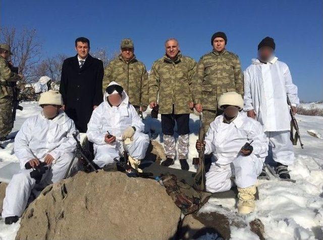 Vali Zorluoğlu, Operasyon B&ouml;lgesindeki Askerleri Ziyaret Etti 1