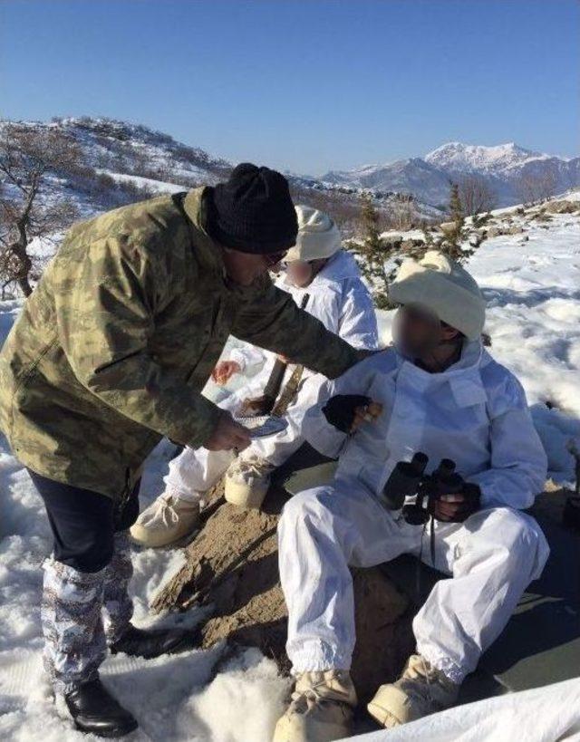 Vali Zorluoğlu, Operasyon B&ouml;lgesindeki Askerleri Ziyaret Etti 2
