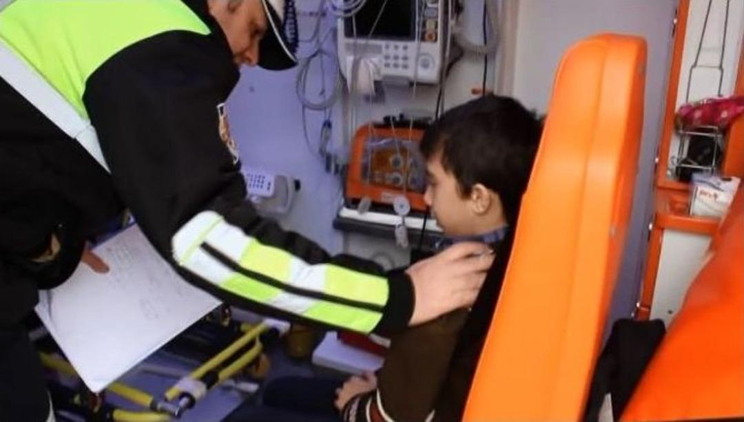 Kazada Yaralanan &Ccedil;ocuğa Polis Şefkati