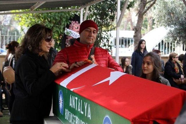 48 Yaşında Kansere Yenilen Sanat&ccedil;ıya Veda 1