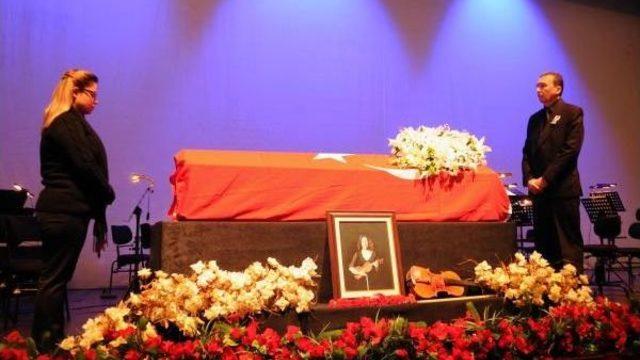 Keman Sanatçısı Nedime Zeynep Işık Toprağa Verildi