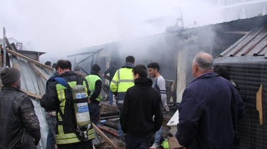 İş&ccedil;ilerin Kaldığı Konteyner Yangında K&uuml;l Oldu