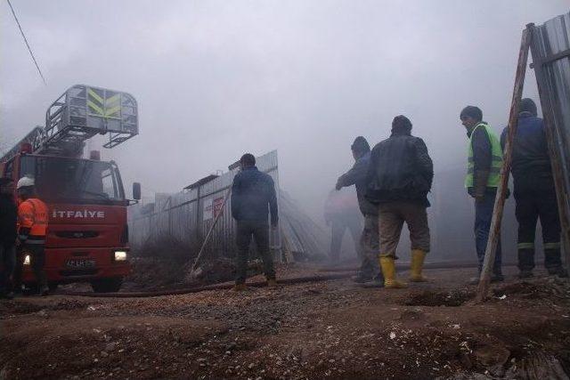 İşçilerin Kaldığı Konteyner Yangında Kül Oldu