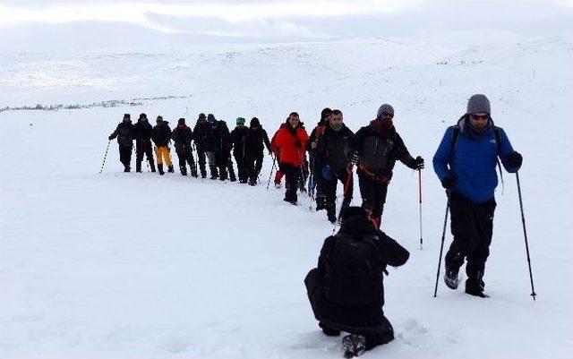 Gazeteciler Buz Tutan Çıldır Gölü’nde 8 Kilometre Yürüdü Ve Kamp Yaptı