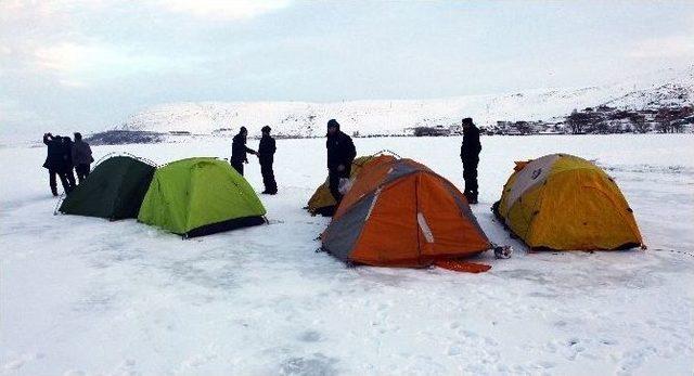 Gazeteciler Buz Tutan Çıldır Gölü’nde 8 Kilometre Yürüdü Ve Kamp Yaptı