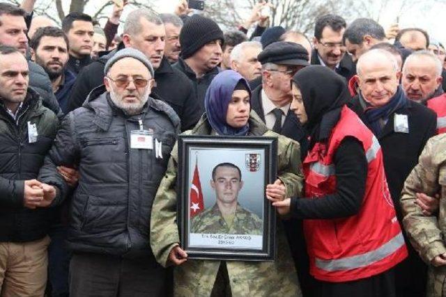 El Bab Şehidini 10 Bin Kişi Son Yolculuğuna Uğurladı (2)