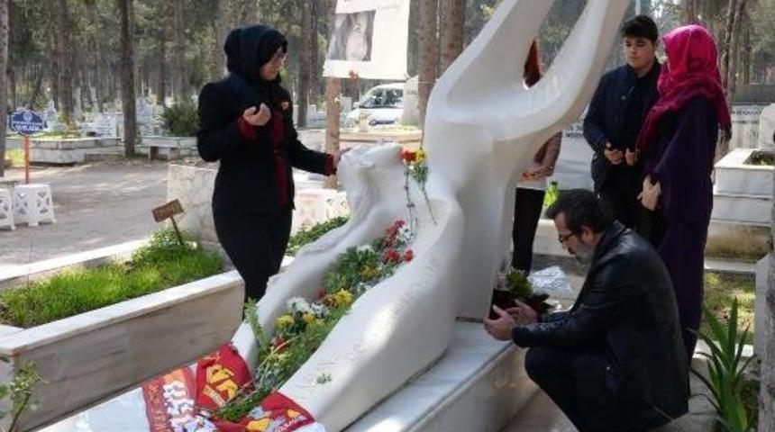 &Ouml;zgecan'ı Anlatacak 'cennetin Kuşları' Filminin S&ouml;zleşmesi, Ikinci &Ouml;l&uuml;m Yıld&ouml;n&uuml;m&uuml;nde Imzalandı (2)