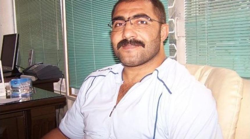 Başpehlivan Elbeye, &Ouml;l&uuml;m&uuml;n&uuml;n 7. Yılında Mezarı Başında Anıldı