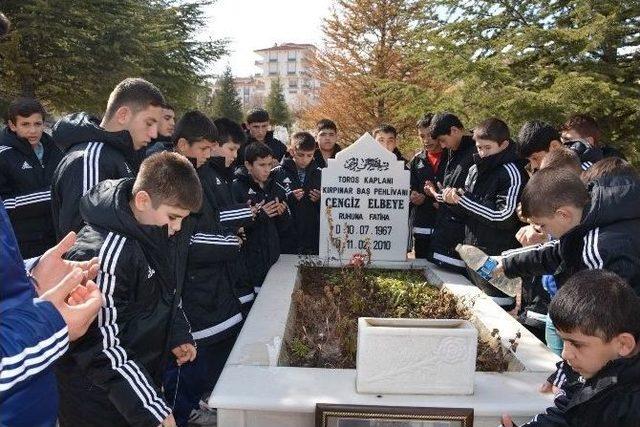 Başpehlivan Elbeye, Ölümünün 7. Yılında Mezarı Başında Anıldı