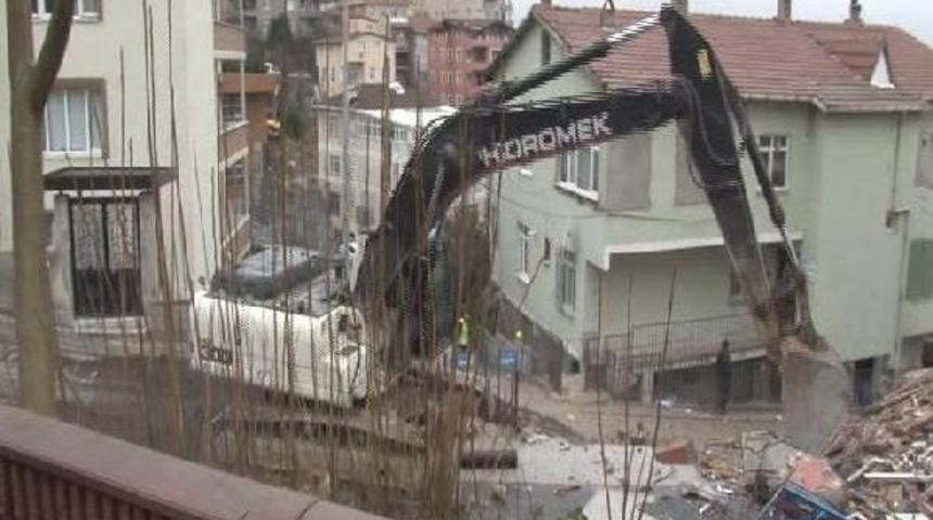 &Uuml;sk&uuml;dar'da Hasar G&ouml;ren Binalar Yıkılıyor
