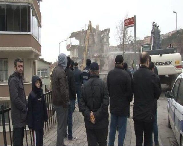 Üsküdar'da Hasar Gören Binalar Yıkılıyor