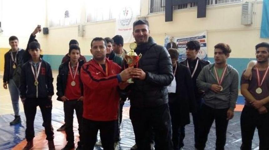 Adilcevaz Anadolu İmam Hatip Lisesi İl Birincisi Oldu