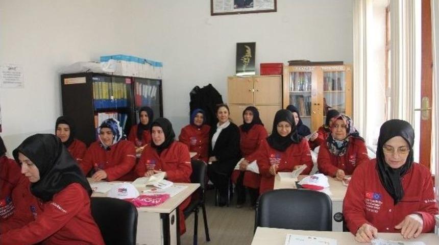 Kadınlar G&uuml;ne Kitap Okuyarak Başlıyor