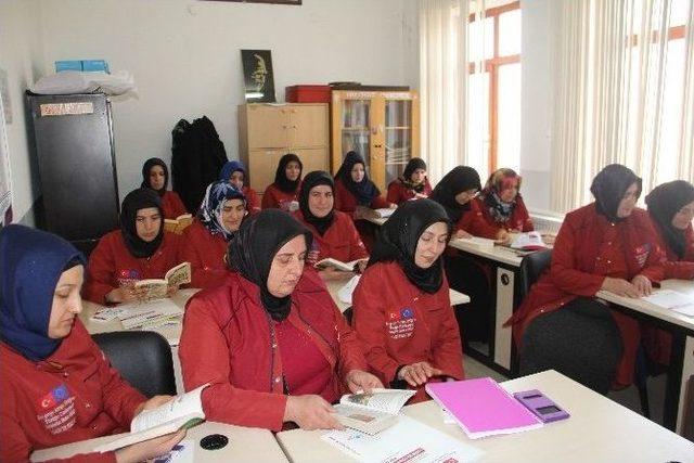 Kadınlar G&uuml;ne Kitap Okuyarak Başlıyor 1