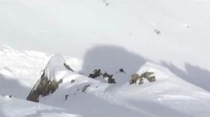 Dağcının &Ccedil;ığ Altında Kaldığı Anları Arkadaşı G&ouml;r&uuml;nt&uuml;ledi