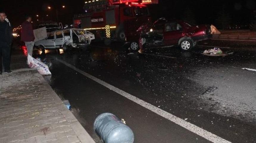 Hurdaya Dönen Otomobilin İçerisinden Sağ Çıktı