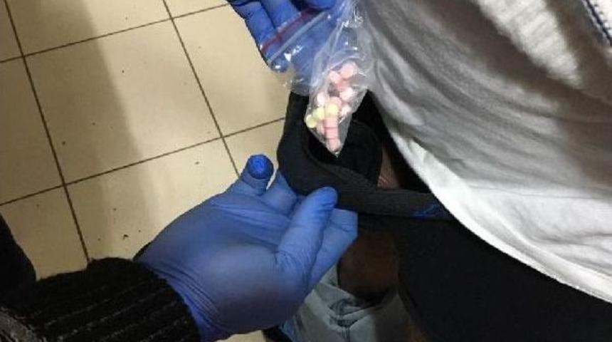 Polisten Ka&ccedil;an 2 Kişinin I&ccedil; &Ccedil;amaşırından 367 Uyuşturucu Hap &Ccedil;ıktı