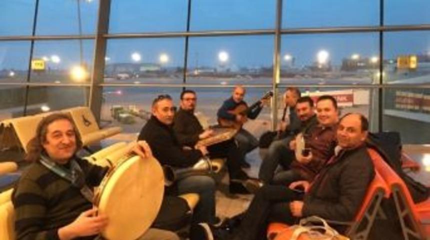 U&ccedil;ak R&ouml;tar Yapınca Havalimanında Konser Verdiler