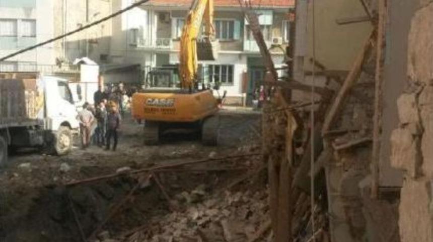 Aydın'da Tarihi Binanın Duvarı &Ccedil;&ouml;kt&uuml;