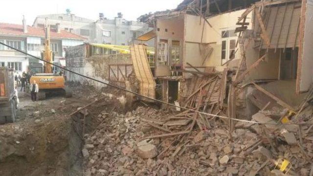 Aydın'da Tarihi Binanın Duvarı Çöktü