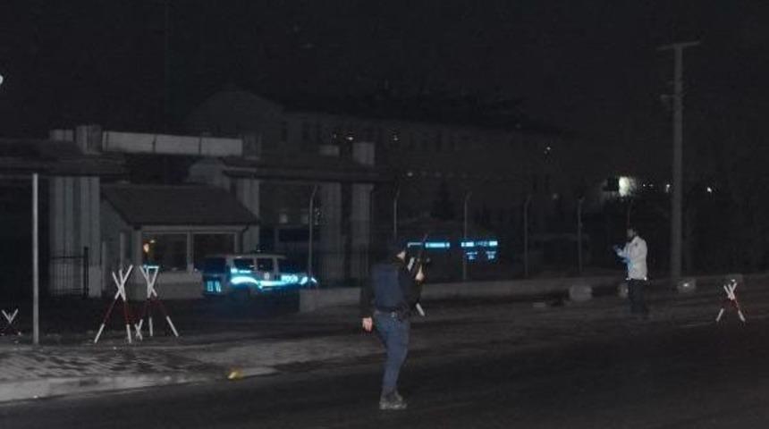 Emniyet Binası &Ouml;n&uuml;nde Ateş A&ccedil;ıldı