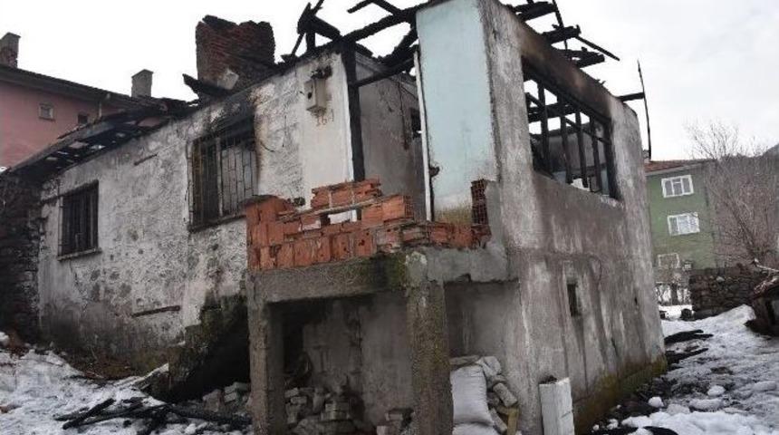 Başkent&rsquo;te Metruk Ahşap Ev Alevler İ&ccedil;inde Kaldı