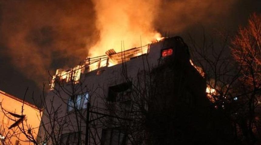 Alevlerin Arasında Mahsur Kaldı, Itfaiye Kurtardı