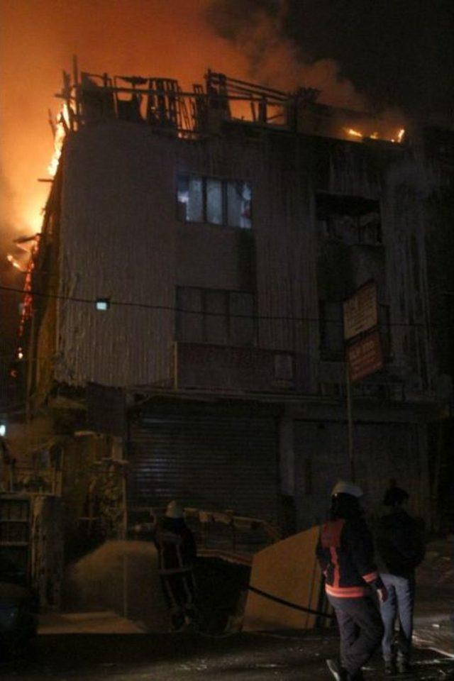 Alevlerin Arasında Mahsur Kaldı, Itfaiye Kurtardı 1