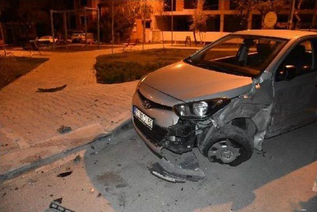 Kontrolden &Ccedil;ıkan Otomobil Yan Devrildi: 2 Yaralı 1