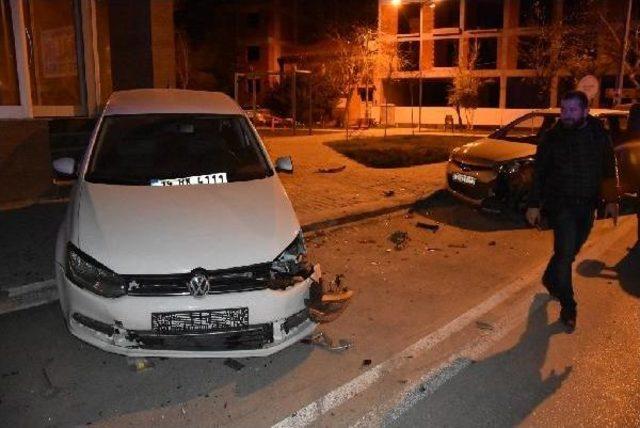 Kontrolden &Ccedil;ıkan Otomobil Yan Devrildi: 2 Yaralı 2