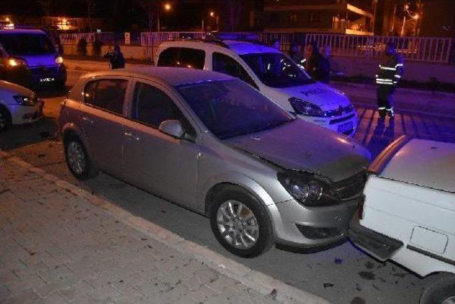 Kontrolden &Ccedil;ıkan Otomobil Yan Devrildi: 2 Yaralı 3