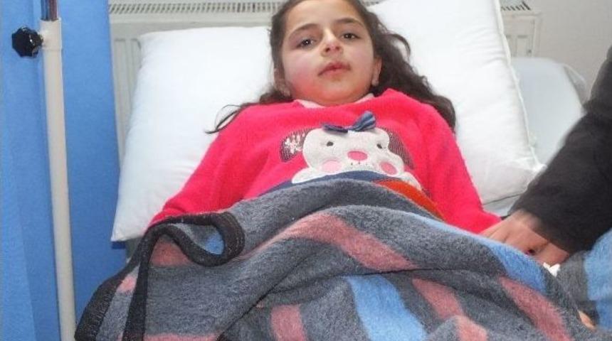 Başına Kar K&uuml;tlesi D&uuml;şen Kız &Ccedil;ocuğu &Ouml;l&uuml;mden D&ouml;nd&uuml;