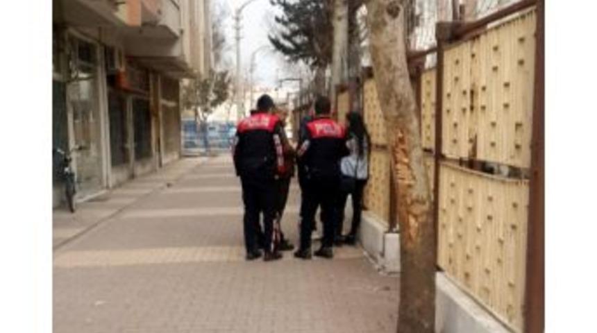 Emniyetin Yanında Gezinen Ş&uuml;pheli Kadın Polisi Harekete Ge&ccedil;irdi