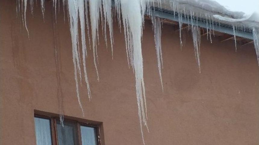 &Ccedil;atılardan Sarkan Buz K&uuml;tleleritehlike Sa&ccedil;ıyor